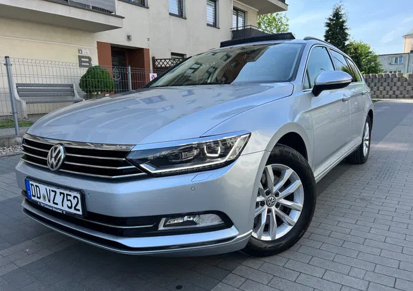 mazowieckie Volkswagen Passat cena 54500 przebieg: 199369, rok produkcji 2015 z Warka